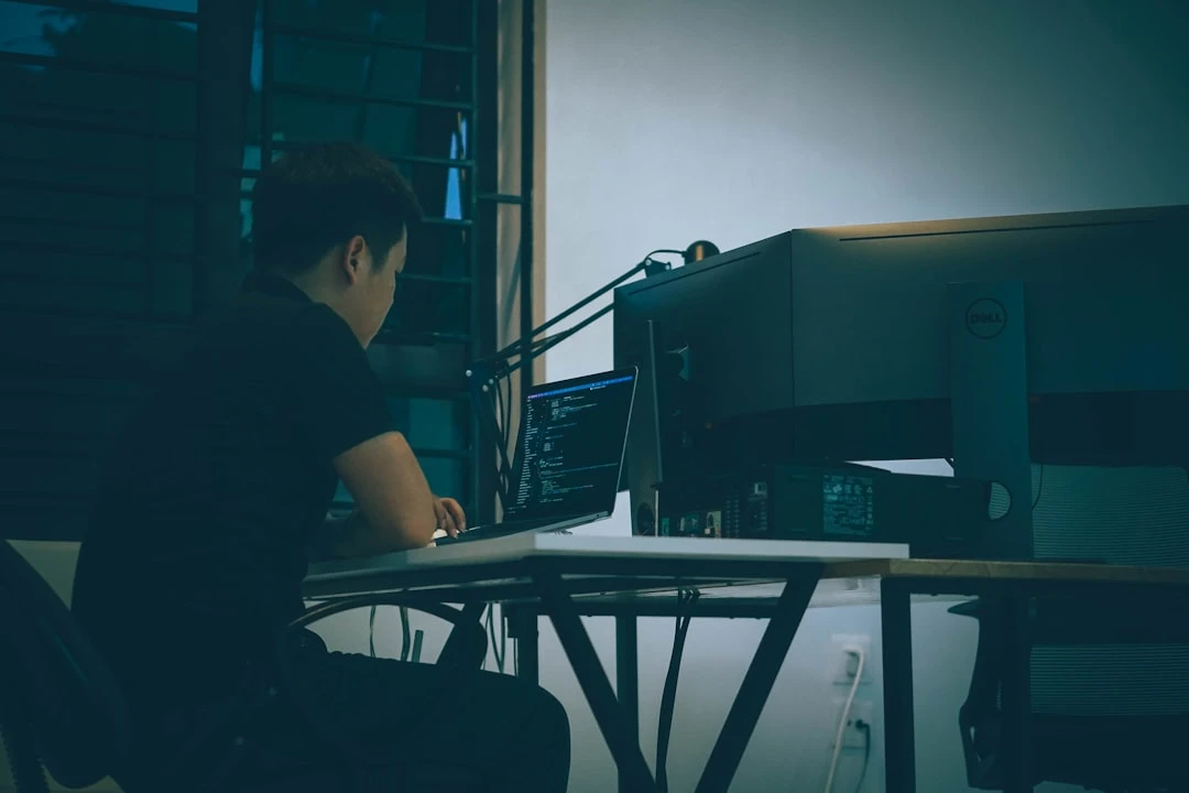 Ảnh thực tế về thiết lập SEO kỹ thuật cơ bản cho thị trường Nhật Bản với desktop, charts và monitoring