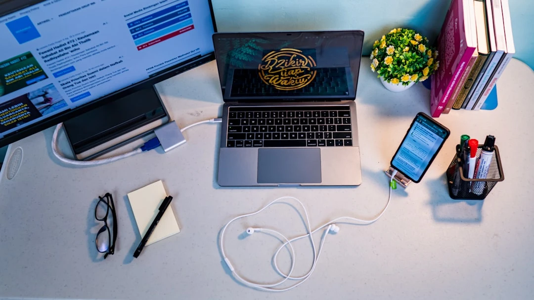 Bàn làm việc của marketer với chiến lược content, notebook lập kế hoạch outreach backlink