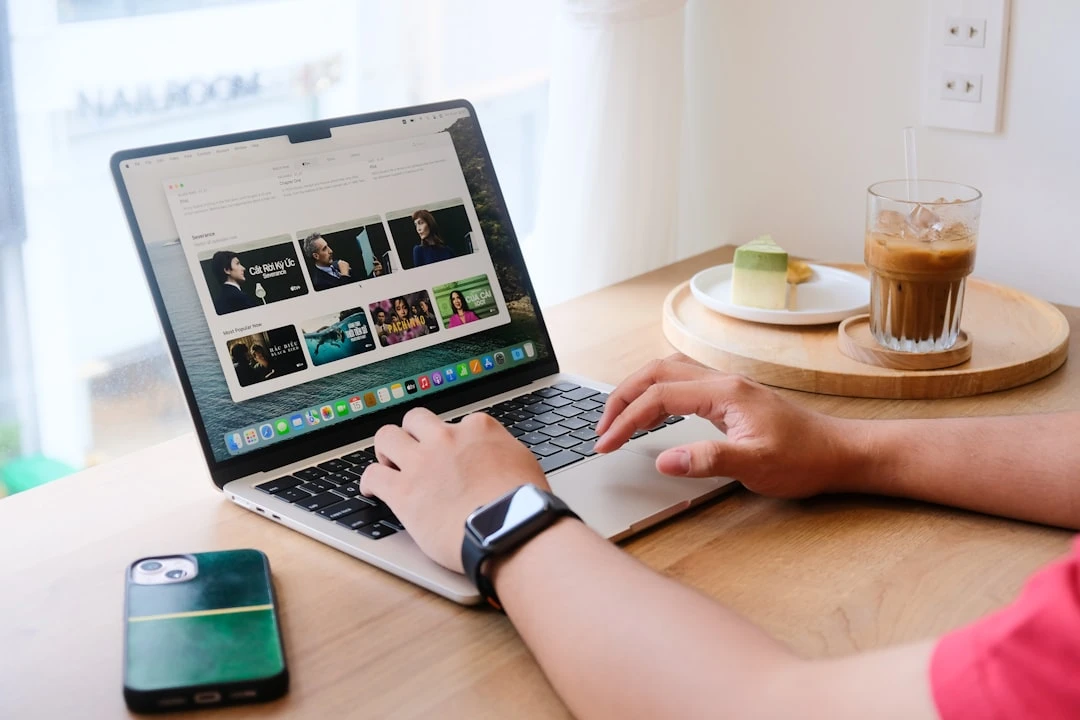 Bàn làm việc với keyboard cơ học, laptop hiển thị hệ thống backlink, notebook ghi chú chiến lược backlink keyboard