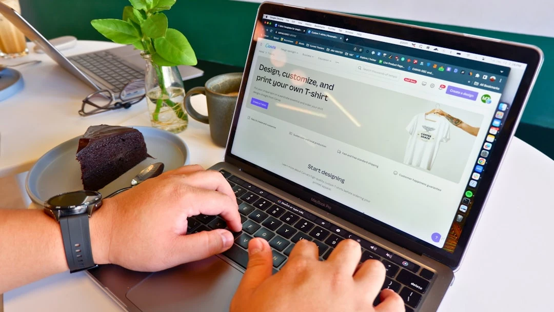 Chuyên gia phân tích link độc hại và lập disavow file trong quy trình backlink audit