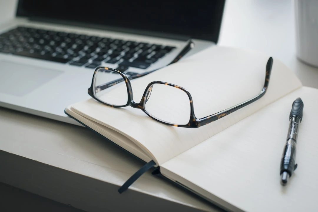Chuyên gia SEO thực hiện backlink audit thu thập dữ liệu đa công cụ tại văn phòng Hà Nội