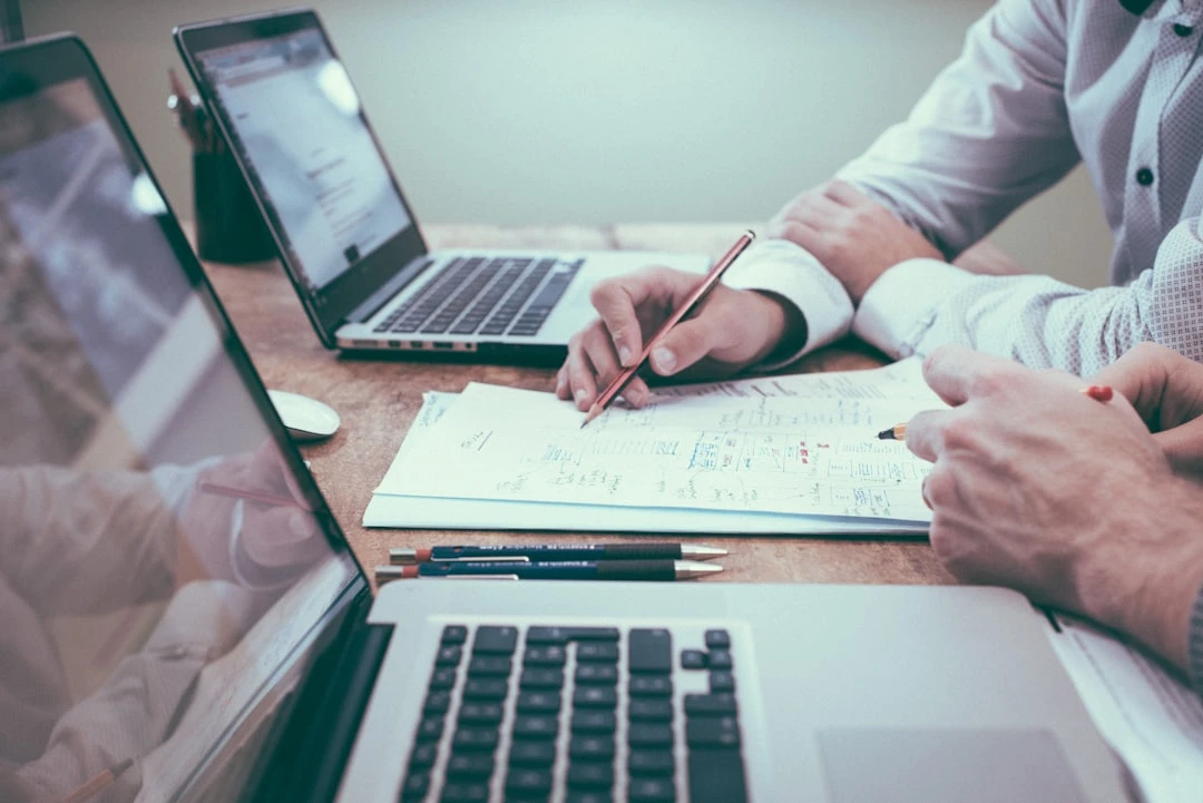 Developer phân tích công cụ SEO backlink generator GitHub trên laptop, môi trường office thực tế Việt Nam