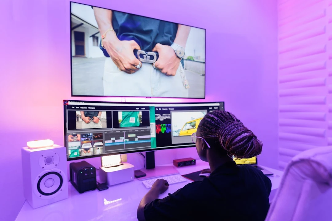 Giao diện kênh YouTube được tối ưu hóa với hình ảnh chuyên nghiệp, mô tả chi tiết và danh sách phát hợp lý