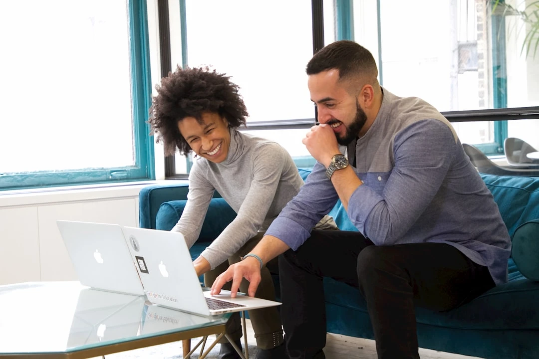 Hình ảnh màn hình hiển thị các công cụ SEO phân tích backlink như Ahrefs và SEMrush