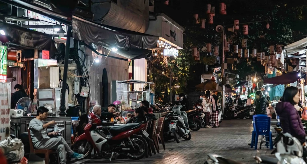 Khu chợ nhộn nhịp tại Việt Nam bày bán sản phẩm đa dạng.