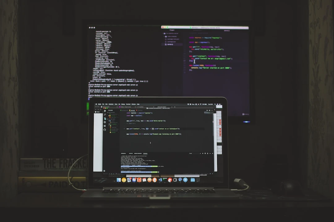 Màn hình laptop hiển thị code HTML anchor element với href attribute trong code editor