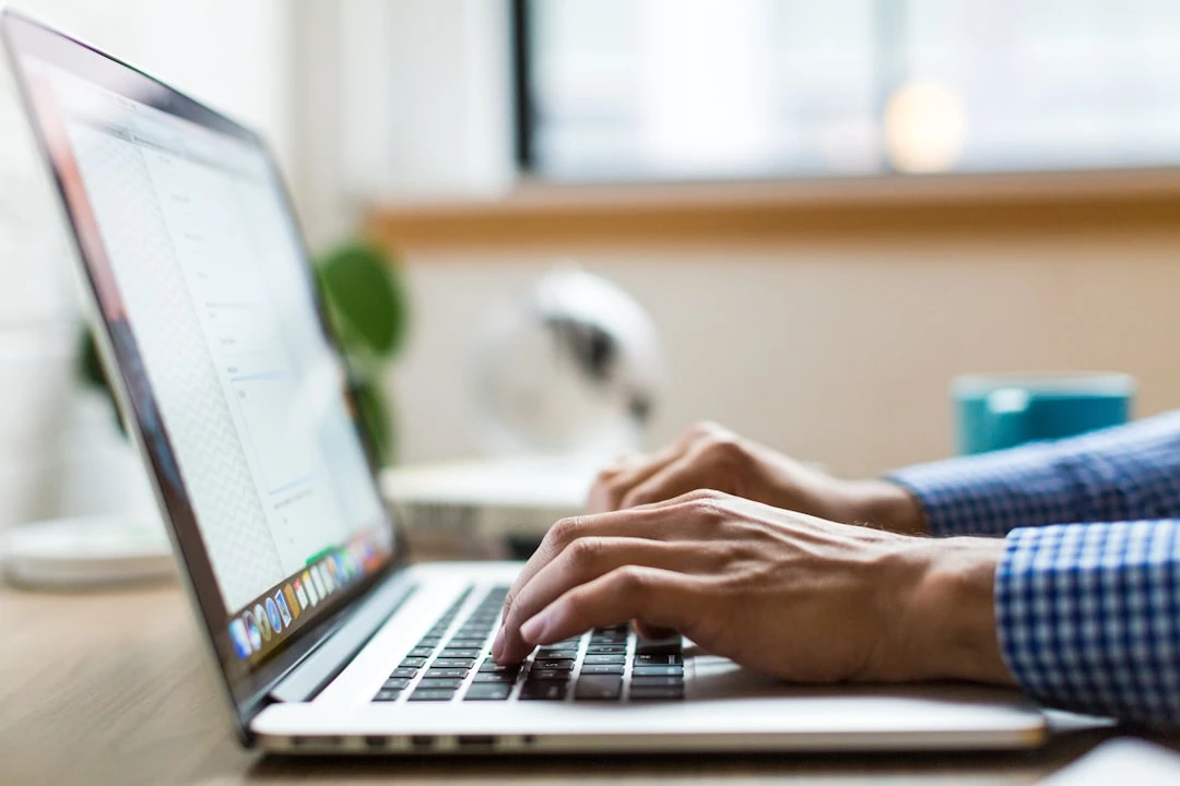 Màn hình máy tính hiển thị các công cụ quản lý backlink, hệ thống liên kết hai chiều trong Obsidian