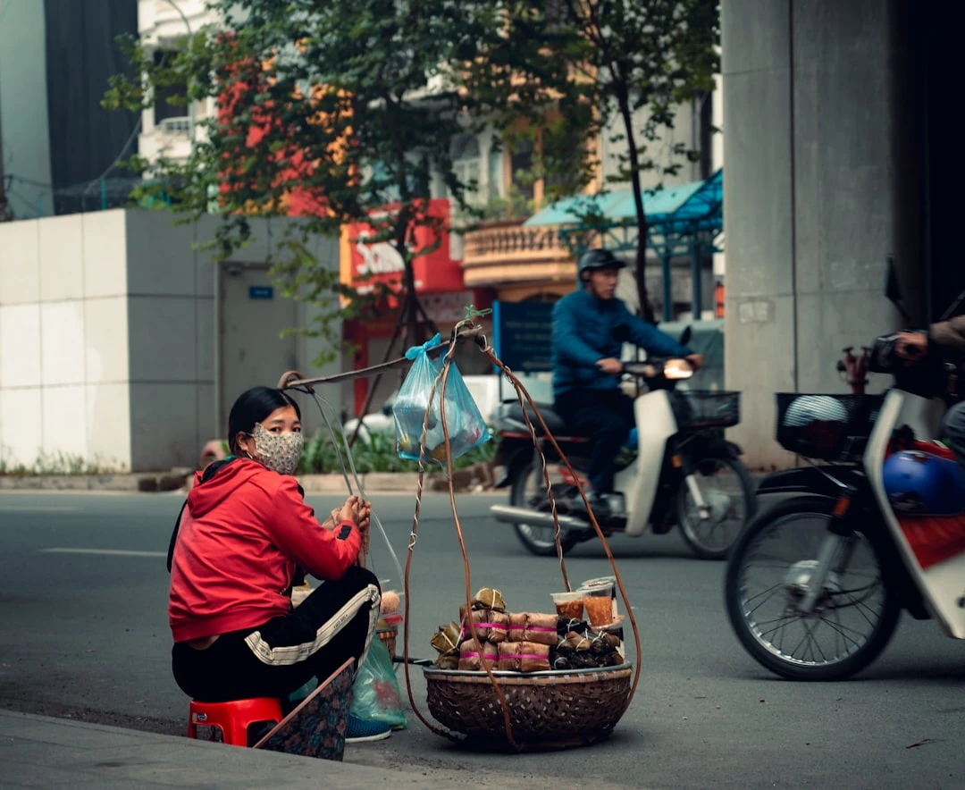 Người đọc thông tin SEO trên điện thoại
