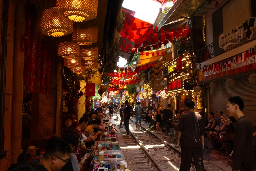 Người dùng Việt Nam sử dụng smartphone để truy cập mạng xã hội.