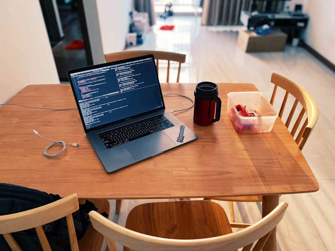 Người phân tích dữ liệu website trên laptop