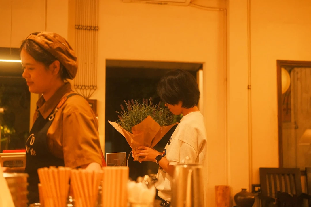 Nhà tiếp thị số làm việc trên laptop tại quán cafe.