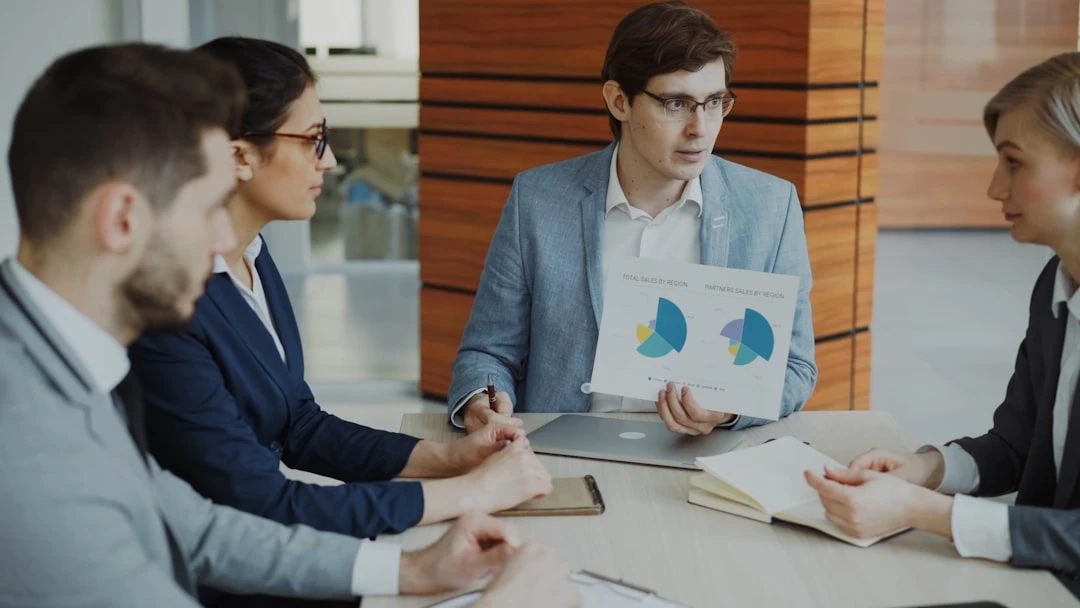 Thảo luận về chiến lược SEO với đồng nghiệp.